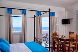 Un pat sau paturi într-o cameră la Terra Blue Santorini