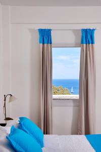 Una cama o camas en una habitación de Terra Blue Santorini