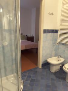 een badkamer met douche, toilet en wastafel bij Casa Belfiore Da Andrea in Ferrara
