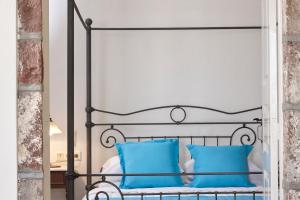 Una cama o camas en una habitación de Terra Blue Santorini