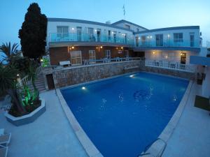 Bazén v ubytování Hotel Complejo Los Rosales nebo v jeho okolí