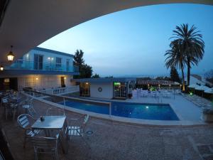 Bazén v ubytování Hotel Complejo Los Rosales nebo v jeho okolí