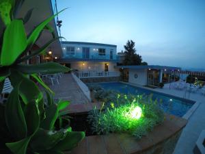 Bazén v ubytování Hotel Complejo Los Rosales nebo v jeho okolí