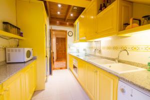 ビエラにあるApartament Araneuの黄色のキッチン(黄色のキャビネット、電子レンジ付)