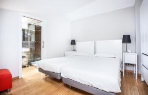 A bed or beds in a room at Girona Housing Ginesta 9