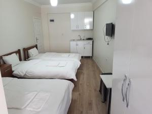 מיטה או מיטות בחדר ב-Hakbilir Pansiyon