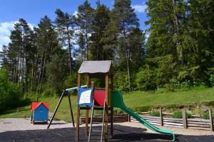 um parque infantil com escorrega num parque em VVF Jura Lac de Vouglans em Maisod