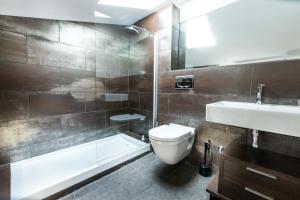 y baño con aseo, lavabo y ducha. en Girona Housing Ginesta 9, en Girona