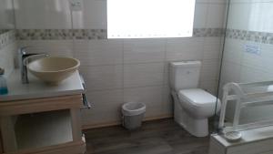 ein Badezimmer mit Waschbecken und Toilette in der Unterkunft Lavendel Cottage in Sedgefield