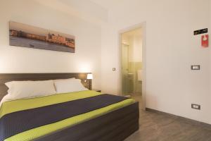 ein Schlafzimmer mit einem Bett und einem Wandgemälde in der Unterkunft Cavour Rooms in Syrakus