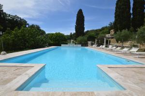 une grande piscine d'eau bleue dans l'établissement Villa Le Querciolaie, à Monteverdi Marittimo