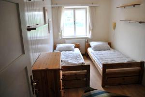 twee bedden in een kamer met een raam bij Salzachblick in Oberndorf bei Salzburg