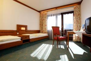 TV a/nebo společenská místnost v ubytování Hotel Post Karlon
