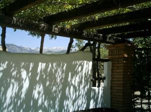een uitzicht op de bergen vanaf een dak van een huis bij El Rincon de Pepa in La Zubia