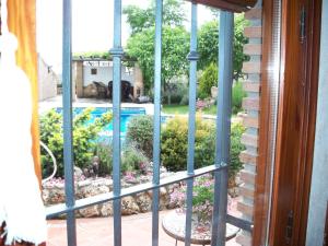ラ・スビアにあるEl Rincon de Pepaの窓から庭園の景色を望めます。