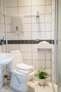 Koupelna v ubytování Halmstad Hotell & Vandrarhem Kaptenshamn + 37 fotografií