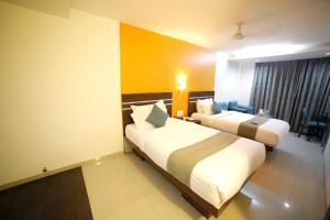 سرير أو أسرّة في غرفة في Click Hotel Yuvraj
