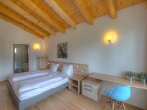 Łóżko lub łóżka w pokoju w obiekcie Residenz Kitzsteinhornblick by Kaprun Rentals