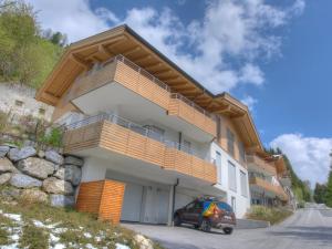 samochód zaparkowany przed budynkiem w obiekcie Residenz Kitzsteinhornblick by Kaprun Rentals w Kaprunie