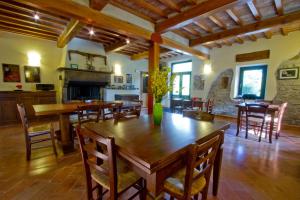 a kitchen and dining room with a wooden table and chairs at Agriturismo Foglie in Gubbio