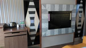 Pokój ten wyposażony jest w telewizor z płaskim ekranem i biurko. w obiekcie Yue Xin Motel w mieście Miaoli