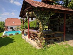 Bazén v ubytovaní Guest house Magyar Route 66 alebo v jeho blízkosti