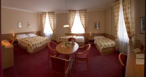Letto o letti in una camera di Hotel Česká Koruna