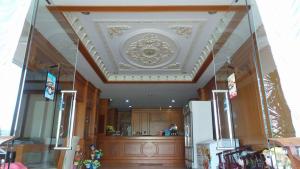 彭世洛Monrawee Pavilion Resort的有天花板的房间，里面有一台冰箱