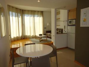 uma cozinha e uma sala de estar com mesa e cadeiras em Fisa Rentals Shopping em Barcelona