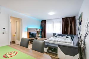 1 dormitorio con 1 cama y sala de estar en Apartment Nova Cesta 62, en Zagreb