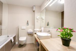 biała łazienka z umywalką i toaletą w obiekcie Apartment Nova Cesta 62 w Zagrzebiu +9 zdjęć