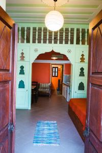メギスティ島にあるKarnayoの開放ドア付きの部屋、リビングルーム