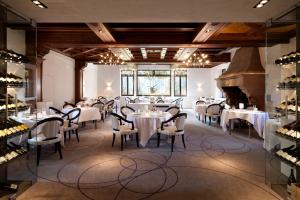 レンバッハにあるルーベルジュ デュ シュヴァル ブラン エ スパのテーブルと椅子が備わるレストラン