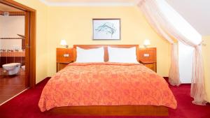 Letto o letti in una camera di Hotel Česká Koruna