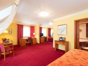 Letto o letti in una camera di Hotel Česká Koruna