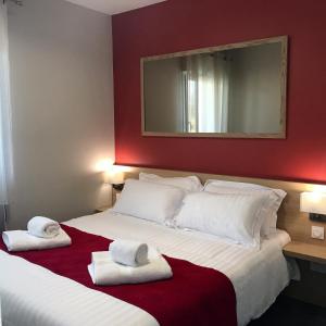 Ένα ή περισσότερα κρεβάτια σε δωμάτιο στο Le Domaine du Golf Country Club de Bigorre