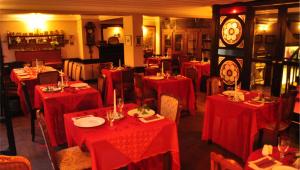 Um restaurante ou outro lugar para comer em Kitapevi Hotel
