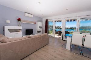 TV a/nebo společenská místnost v ubytování Villa Rozana - Beachfront Wellness Retreat