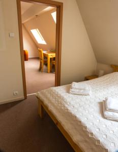 Säng eller sängar i ett rum på Pensjonat Reymontówka