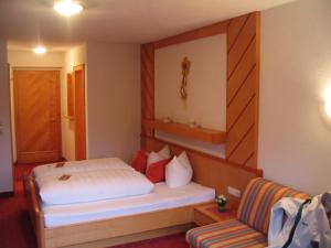 Postel nebo postele na pokoji v ubytování Hotel Garni Lawens