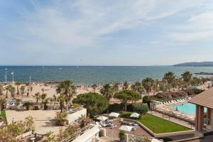 - Vistas a la playa y al océano desde un complejo en Residence Cap Hermes - maeva Home, en Fréjus