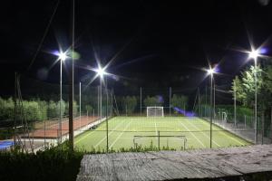 マンチャーノにあるLa Speranzaの夜間照明付きテニスコート