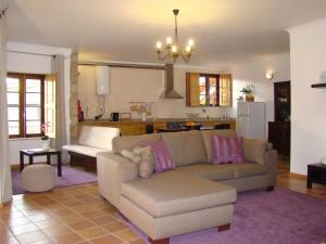 salon z kanapą i kuchnią w obiekcie Casa de Campo Patio do Avo w mieście Routar