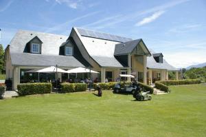 PouzacにあるLe Domaine du Golf Country Club de Bigorreの屋根に太陽光パネルを敷いた大家