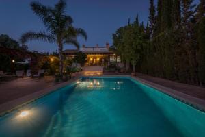 The swimming pool at or close to La Princesa