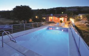 Bazén v ubytování Holiday home Ana nebo v jeho okolí