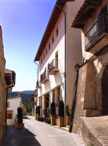 una calle vacía en un pueblo con un edificio en Hotel La Tinensa en Puebla de Benifasar