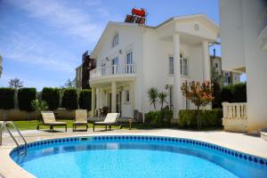 una piscina frente a una casa en Penelope Villa, en Belek