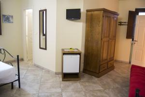 a room with a small table and a cabinet at Salento Casevecchie in Sogliano Cavour