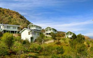 una fila de casas en la cima de una colina en La Fleur en Villa General Belgrano